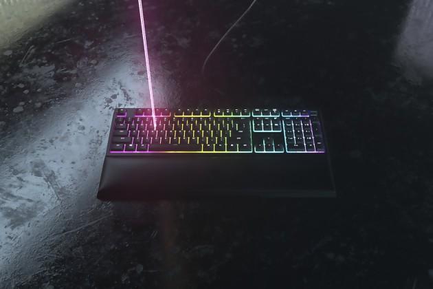 Revisión de Razer Ornata V2: un teclado de membrana mecánica que hace el trabajo bastante bien